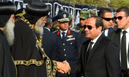Le président Abdel Fattah al-Sisi présente des condoléances au patriache copte Tawadros II à l'issue des funérailles des victimes de l'attentat commis contre une église, le 12 décembre 2016 au Caire