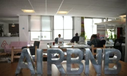 Des employés d'Airbnb dans les bureaux de la société le 21 avril 2015 à Paris