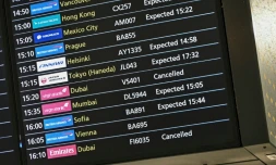 Un écran affiche des vols annulés en provenance de Dubai, le 1er mars 2026 à l'aéroport international Heathrow de Londres