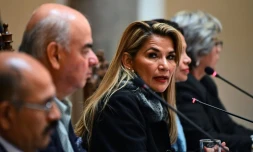 La présidente bolivienne par intérime, Jeanine Añez (c), lors d'une conférence de presse à La Paz le 15 novembre 2019