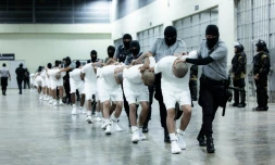 Photo diffusée le 16 mars 2025 par le service de presse de la présidence du Salvador montrant l'arrivée de membres présumés du gang vénézuélien Tren de Aragua au Centre d'Internement pour le Terrorisme (Cecot) à Tecoluca, au Salvador
