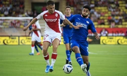 Le milieu de terrain russe de Monaco, Aleksandr Golovin, à la lutte avec son homologue espagnol du PSV Eindhoven, Ismael Saibari, lors du 3e tour préliminaire aller de la Ligue des Champions, le 2 août 2022 au Stade Louis II
