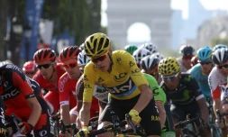 Le maillot jaune britannique Chris Froome à l'arrivée de la 21e et derniÚre étape du Tour de France à Paris, le 24 juillet 2016