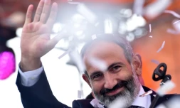 Nikol Pachinian salue la foule aprÚs son élection comme Premier ministre d'Arménie. Le 8 mai 2018 à Erevan.