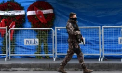 Un membre des forces spéciales turques monte la garde devant la discothèque Reina le 4 janvier 2017 à Istanbul