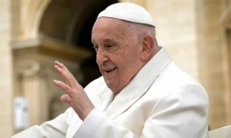 Le pape François salue la foule à la fin de son audience générale hebdomadaire sur la place Saint-Pierre au Vatican, le 24 avril 2024.