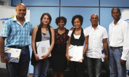 (de gauche à droite) William Andoche, Léa Soullière, Marie-André Faveur-Lacroix, Lucie Ignace, l'entraîneur des karatékas et Stéphane Singa (Photo D.R.)