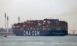 Un porte-conteneurs quitte le terminal portuaire de Pasir Panjang à Singapour, le 4 avril 2025