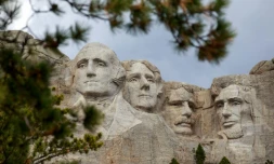 Les visages des anciens présidents George Washington, Thomas Jefferson, Theodore Roosevelt et Abraham Lincoln (de gauche à droite) sculptés dans le granite du Mont Rushmore, le 23 avril 2020 dans le Dakota du Sud
