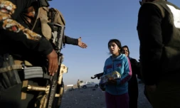 Des familles irakiennes sont évacuées de Bartalla dans l'est de Mossoul, le 23 novembre 2016