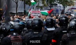 Des manifestants contenus par la police à Paris, où une manifestation en faveur des Palestiniens avait été interdite par la Préfecture de police, le 28 octobre 2023