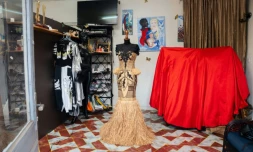 Vue d'ensemble d'une robe en raphia créée par le styliste gabonais Chouchou Lazare, dans son atelier à Libreville, le 9 février 2026