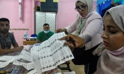 Des assesseurs dans un bureau de vote en banlieue d'Alger, le 12 juin 2021 