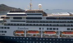 Vue du paquebot Zaandam, battant pavillon néerlandais et exploité par Holland America (groupe Carnival), le 27 mars à Panama City