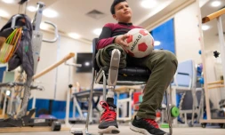 Mahmoud Abou Nusair, un adolescent palestinien de 15 ans qui a perdu sa jambe pendant la guerre à Gaza, donne une interview dans un centre médical où il reçoit des soins, à Amman, le 13 octobre 2026
