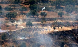 Des forces de sécurité israéliennes tirent des gaz lacrymogÚnes pour disperser des manifestants palestiniens, dans le village de Baita, le 28 mai 2021
