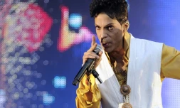 Le chanteur Prince le 30 juin 2011 sur la scène du Stade de France