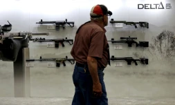 Un visiteur à la réunion annuelle de la National Rifle Association (NRA), le puissant lobby américain des armes à feu, où Donald Trump est attendu, samedi 17 mai à Dallas (Etats-Unis) 