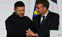 Le président de la République Emmanuel Macron (droite) et son homologue ukrainien Volodymyr Zelensky à l'occasion d'une conférence de presse, le 6 janvier 2026 à Paris