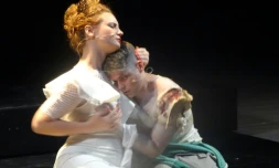 La mezzo-soprano Abigail Fischer et le baryton Kyle Bielfield, sur scène, lors de la répétition le 5 janvier à New York de l'opéra "Angel's Bone"