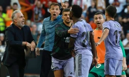 L'attaquant brĂ©silien du Real Madrid, Vinicius Junior, quitte le terrain aprĂšs son exclusion en fin de match le 21 mai 2023 Ă Valence, oĂč il a Ă©tĂ© victime d'insultes racistes