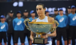 La Française Caroline Garcia pose avec le trophée après sa victoire face à la Roumaine Simona Halep au tournoi de Pékin, le 8 octobre 2017