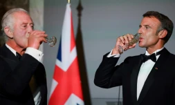 Le roi Charles III, à gauche, et le président français Emmanuel Macron, à droite, trinquent lors d'un banquet au château de Versailles, le 20 septembre 2023