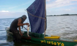 Un pêcheur sur le lac de Maracaibo, au Venezuela, le 30 juillet 2021