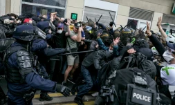 Des CRS face aux manifestants dans le cortĂšge du 1er mai Ă Paris, le 1er ma 2024
