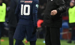 L'attaquant du Paris SG Neymar sort sur blessure lors du 16e de finale de Coupe de France face à Strasbourg au Parc des Princes le 23 janvier 2018