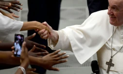 Le pape François serre des mains lors d'une audience avec des enfants de choeur venus de France dans la salle Paul VI au Vatican, le 26 août 2022
