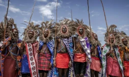 De jeunes massaï, couverts d'une coiffe en plumes d'autruche, à la cérémonie d'Eunoto, dans un village reculé prÚs de Kilgoris, au sud-ouest du Kenya, le 18 août 2023