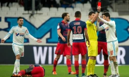 Le milieu de terrain de l'OM Abdelaziz Barrada reçoit un carton rouge lors du match contre le Gazélec Ajaccio, le 13 décembre 2015 au Vélodrome