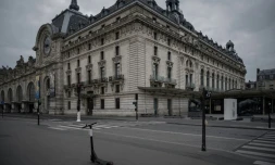 Une trottinette électrique sur un trottoir en mars 2020 à Paris pendant le confinement instauré en France pour lutter contre l'épidémie de coronavirus