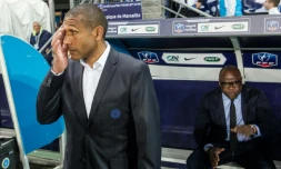 Le nouvel entraîneur de Marseille Franck Passi (g) et le coordinateur sportif Basile Boli lors de la demi-finale de la Coupe de France face à Sochaux, le 20 avril 2016 à Auguste Bonal