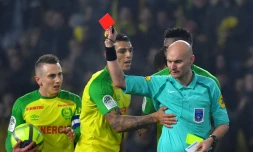 L'arbitre Tony Chapron exclut le Nantais Diego Carlos, lors du match contre Paris SG Ă La Beaujoire, le 14 janvier 2018