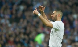 L'attaquant du Real Madrid Karim Benzema quitte le stade Santiago Bernabeu aprÚs avoir réalisé un doublé contre Getafe, le 5 décembre 2015