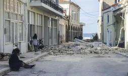Des habitants près d'une maison détruite par un séisme sur l'île de Samos (Grèce), le 30 octobre 2020