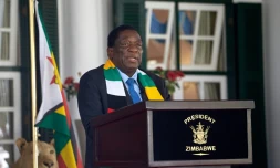 Le président zimbabwéen Emmerson Mnangagwa, reconduit pour un second mandat à l'issue d'un scrutin, aux nombreux dysfonctionnements, s'exprime lors d'une conférence de presse à Harare, le 27 août 2023