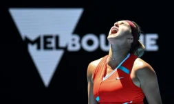 La Bélarusse Aryna Sabalenka lors de son match contre la Chinoise Wang Xinyu à l'Open d'Australie le 20 janvier 2022 à Melbourne