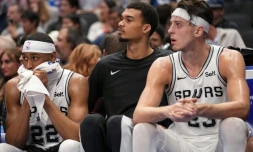Blessé à l'échauffement et forfait, Victor Wembanyama regarde le match de son équipe, San Antonio, contre Dallas en NBA, sur le banc, le 23 décembre 2023 à Dallas