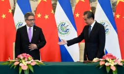 Les ministres des Affaires étrangères du Salvador Carlos Castaneda (à gauche) et de Chine Wang Yi à Pékin lors de l'établissement de relations diplomatiques entre les deux Etats, le 21 août 2018