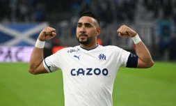 Le milieu de terrain français de Marseille Dimitri Payet célèbre le deuxième but de son équipe lors du match de L1 entre l'Olympique de Marseille et le SCO d'Angers, à Marseille, le 14 mai 2023