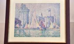 Photo du tableau intitulé "Port de la Rochelle" (1915) du peintre français Paul Signac (1863-1935) lors de sa présentation à Kiev le 23 avril 2019