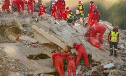 Les sauveteurs tentent de retrouver des survivants le 1er novembre à Bayrakli, dans la région d'Izmir, dans l'ouest de la Turquie, frappée par un séisme