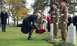 La PremiÚre ministre britannique Theresa May dépose une gerbe dans le cimetiÚre germano-britannique de Mons, en Belgique, lors de commémorations de la fin de la PremiÚre Guerre mondiale. Le 9 novembre 2018.