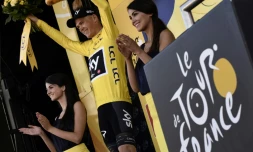 Le Britannique Chris Froome pose sur le podium revêtu du maillot jaune de leader du Tour de France à l'issue de la 5e étape, le 5 juillet 2017 au Plancher-les-Mines