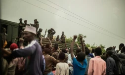 Des soldats des Forces armées de la République démocratique du Congo (FARDC), en route pour une opération militaire à Sake, sont acclamés par la population, le 23 janvier 2025 à Goma