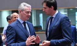 Le ministre français de l'Economie Bruno Le Maire (g) et son homologue neerlendais Wopke Hoekstra, lors d'une conférence de l'Eurogroupe à Bruxelles le 24 mai 2018