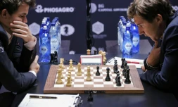 Le Norvégien Magnus Carlsen (g) et son challenger russe Sergueï Kariakine, le 28 novembre 2016 à New York